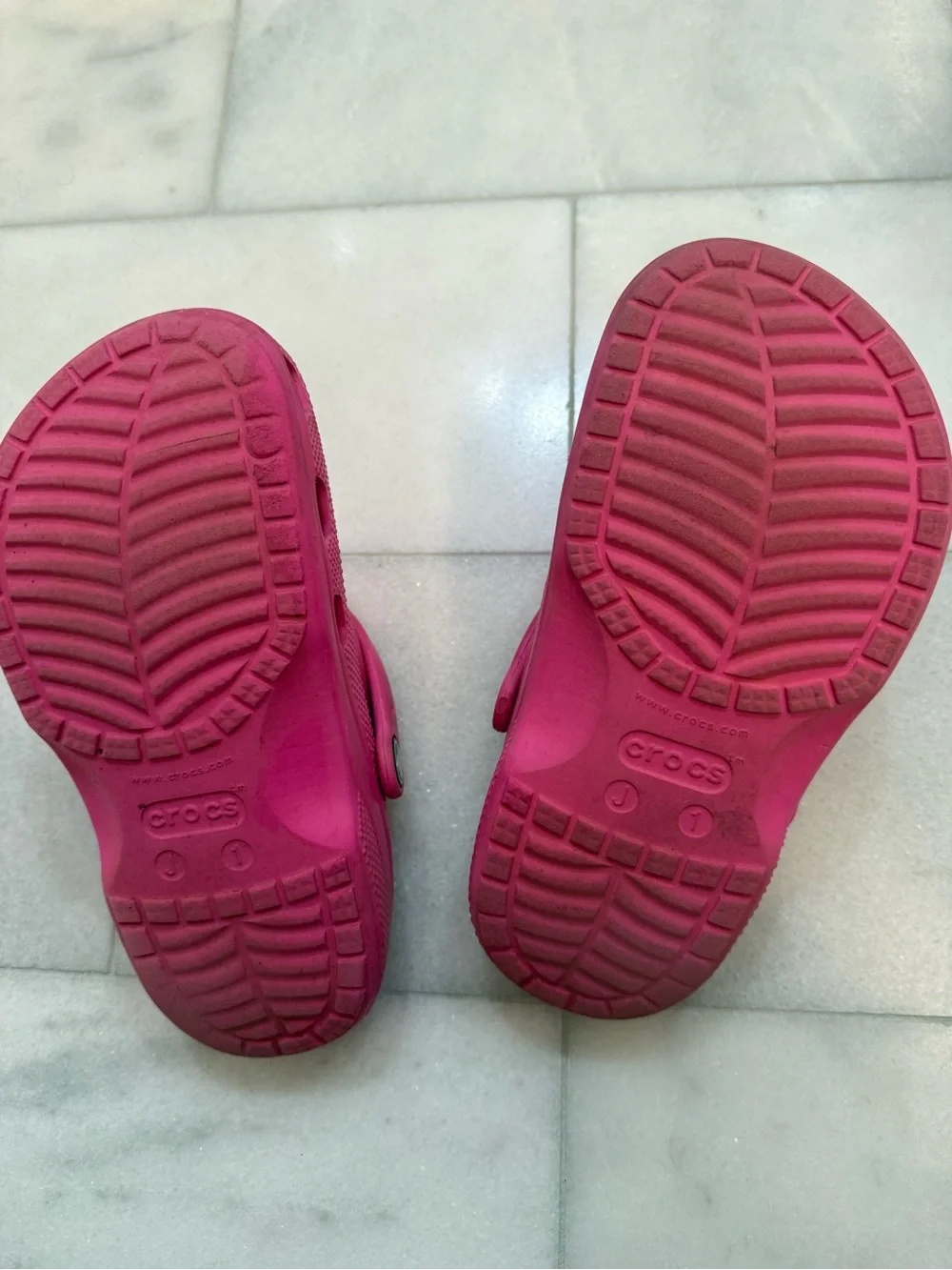 CROCS Kids Classic Clog in Bright Pink. Size 1